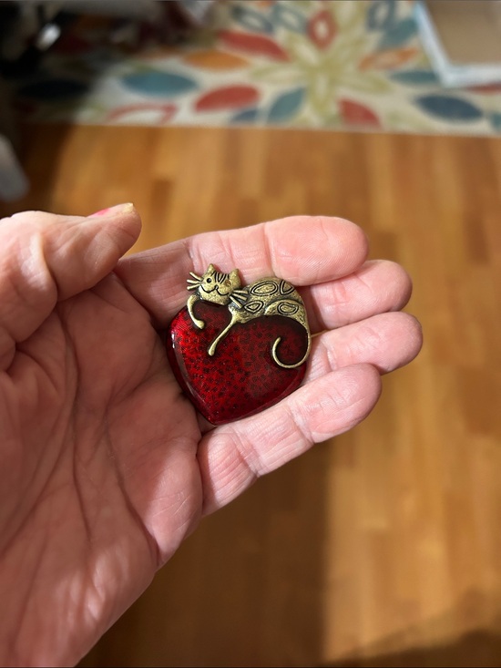 Jewelry - Vintage-Style Bronze Tone Cat Resting On a Red Enamel Heart Brooch Pin